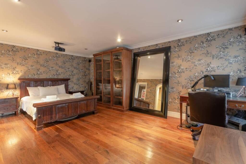 Perfect Family In South Kensington